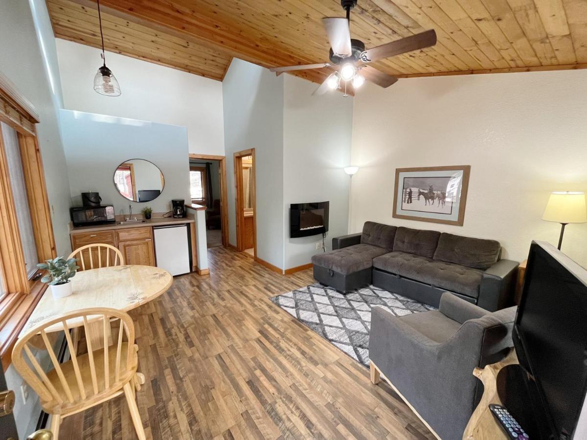 Cabin A Suite Bed And Breakfast ウッドランド・パーク エクステリア 写真